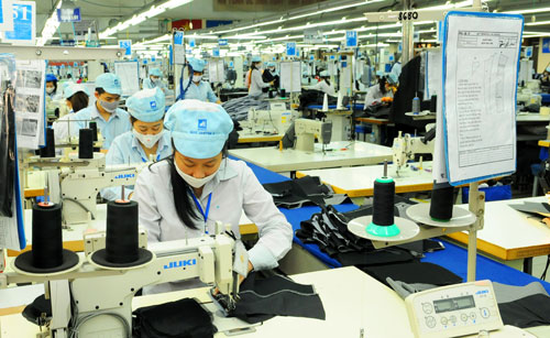 Sản xuất hàng may mặc xuất khẩu tại Tổng Công ty May 10.	Ảnh: Nhật Nam